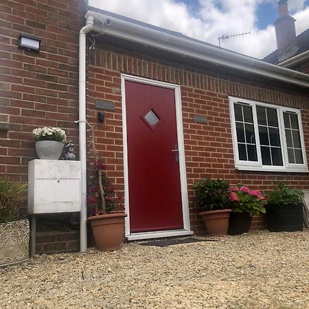 Entire Guest Suite With Gated Property Broad Blunsdon Exteriör bild