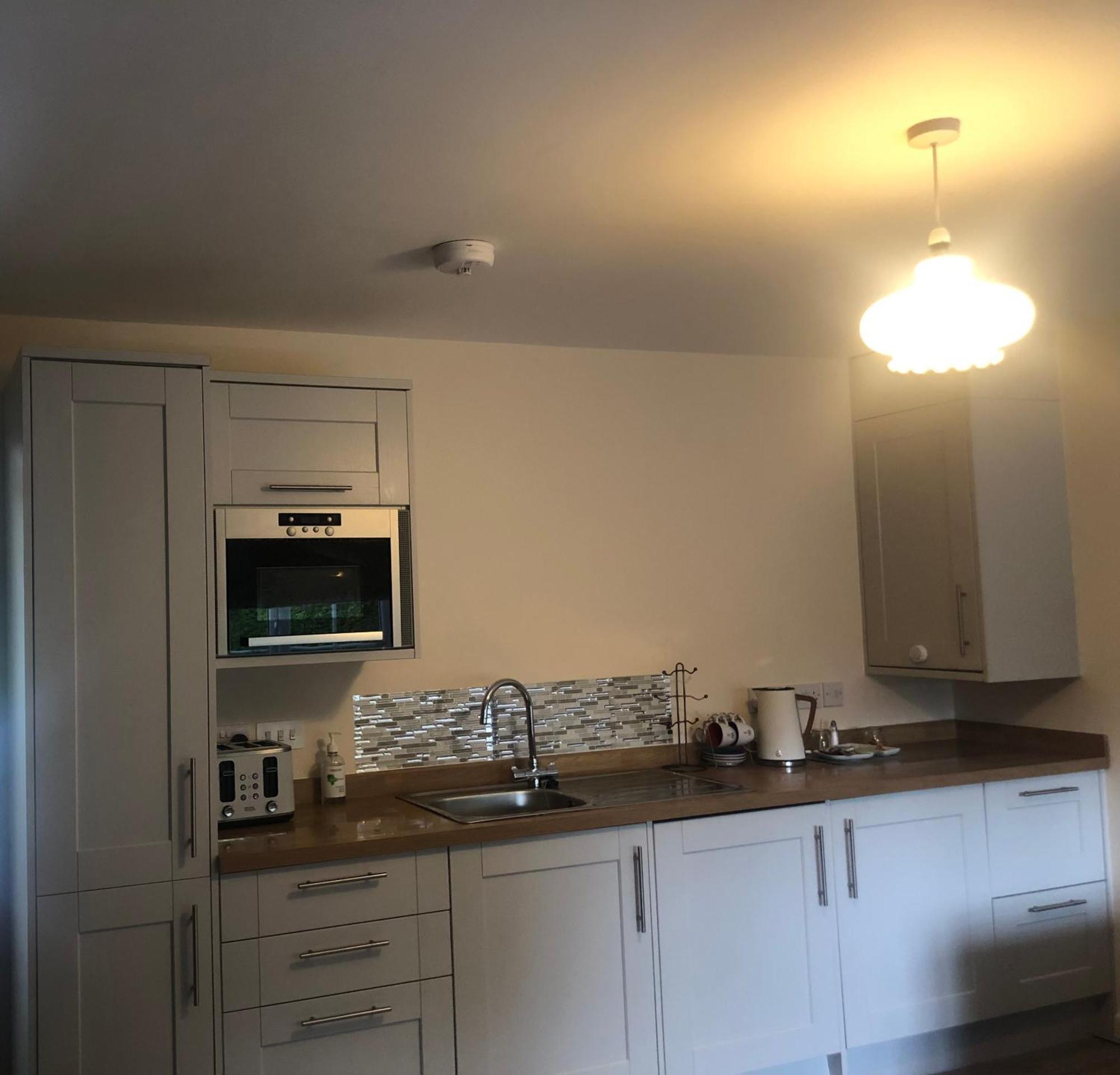 Entire Guest Suite With Gated Property Broad Blunsdon Exteriör bild